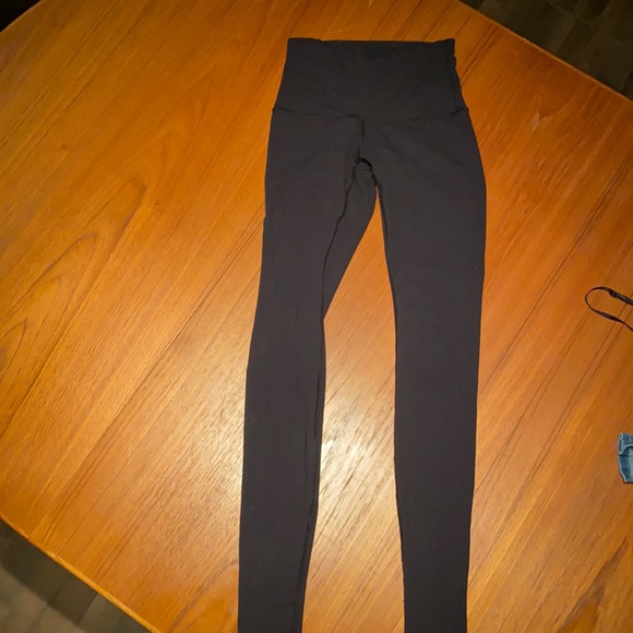 Black high waisted lululemon leggings.